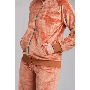 Ensemble de survêtement en velours personnalisé pour femmes |   Veste zippée intégrale et pantalon large |   Vêtements de détente en velours doux |   Fabricant OEM et ODM - Product Image 5