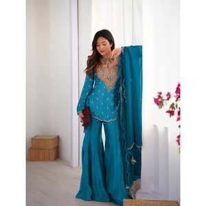 Hermoso Conjunto de Top, Falda y Dupatta con Elegante Bordado para Boda, Talla XL - Product Image 2