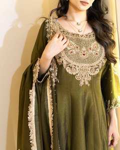 Conjunto de Salwar de Seda Simar con Estampado Floral Elegante de Kritva Fashion, con Dupatta, para Mujer, Largo hasta la Rodilla, Corte Regular, Reciclado, para Bodas y Diwali - Product Image 2