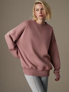 Sweat-shirt à col rond ultra-doux et surdimensionné, conçu avec un tissu en coton épais pour un confort tout au long de la journée et une coupe ample et élégante. - Product Image 2