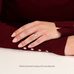 Anillo con diamante cultivado en laboratorio en forma de pera de 1 quilate, engaste tipo bisel, diseño de compromiso en oro amarillo, blanco, rosa y platino de 18 quilates. - Product Image 2