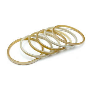 Bracelet manchette ouverte en corne de buffle polie, écologique, artisanat naturel moderne, bijou de collection de forme ronde - Product Image 1