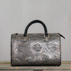 Sac de voyage en cuir de luxe avec motif floral en relief, poignée supérieure noire, fermeture à glissière, sac de voyage durable - Product Image 1