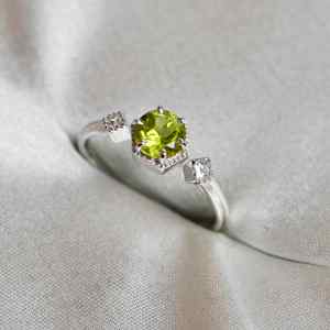 Anillo de Compromiso de Peridoto Natural de Lujo en Plata de Ley 925 con Baño de Oro Blanco y Engaste de Garras con Elegante Peridoto Verde - Product Image 3