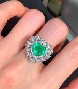 Anillo de Compromiso Chapado en Oro Rosa con Esmeralda Cultivada en Laboratorio con Corte Corazón y Diamante Cultivado en Laboratorio para Mujer - Joyería para Bodas y Fiestas - Product Image 5