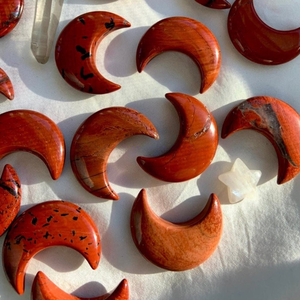Pierre de cristal de jaspe rouge en forme de demi-lune, pierre précieuse naturelle de guérison, forme de croissant pour la décoration de bijoux et l'énergie Reiki - Product Image 1