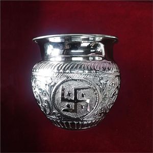 Vente en gros de Kalash Lota en laiton plaqué argent indien, artisanal, gravé d'un Swastika, pour la Pooja, le Karwa Chauth, pot à eau, décoration de mariage - Product Image 1