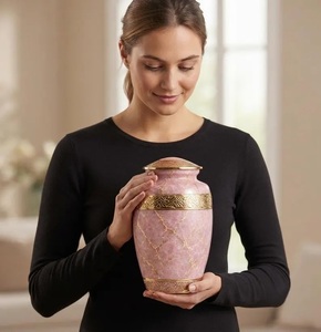 Urne artisanale très prisée, texture marbre rose avec motif géométrique doré, couvercle décoratif, pour cendres commémoratives et hommage - Product Image 5