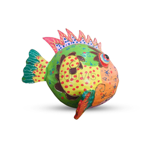 Sculpture de poisson en noix de coco Picasso multicolore, pièce d'art décorative en bois peinte à la main, ornement décoratif suspendu - Product Image 1