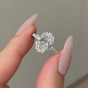 Anillo de Compromiso con Tres Diamantes Cultivados en Laboratorio de Corte Ovalado de 4 Quilates, Anillo con Diamante Ovalado, Piedras Laterales en Forma de Baguette, Certificado IGI - Product Image 1