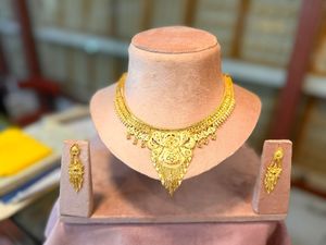 Ensemble de bijoux de mariée traditionnel plaqué or pour femme, comprenant un collier pendentif Jhumka, des boucles d'oreilles et une bague, modèle 23035 - Product Image 4