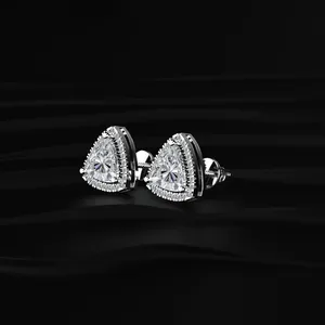 Boucles d'oreilles clous pavées de diamants taille Trillion avec halo de diamants certifiés IGI – Bijoux en diamant faciles à porter pour femme - Product Image 2