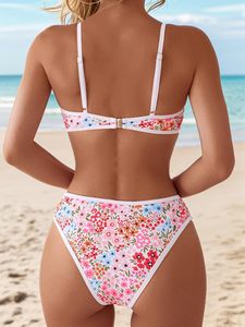 Conjuntos de bikini blancos con estampado floral rosa, disponibles para compras B2B. Fabricación personalizada segura, etiquetado privado y cantidades mínimas bajas. - Product Image 2