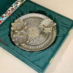 ชุดถาดบูชาทำมือสไตล์อาร์ตเดโคจากเงินเยอรมัน ยี่ห้อ NIRMALA HANDICRAFTS |   ถาดบูชาแบบดั้งเดิมพร้อมตะเกียง โรลี และข้าว - Product Image 1
