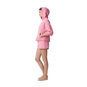 Ensemble de survêtement décontracté pour femme, sweat à capuche court et short en molleton 100% coton brodé sur mesure. - Product Image 2