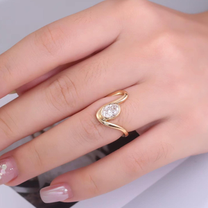 Anillo de Moissanita con Corte Ovalado y Bisel, Anillo de Oro Moderno Envolvente, Anillo de Compromiso de Diseño Único, Anillo de Boda Minimalista y Distintivo - Product Image 3