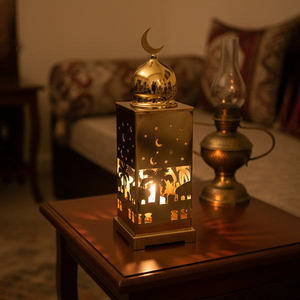 Brûle-encens en laiton doré avec dessus en forme de croissant de lune et motif de mosquée découpé pour usage religieux - Product Image 5