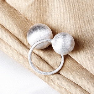 Vente en gros d'anneaux ajustables en argent sterling 925 massif, à double boule, texturés et brossés, bijoux fins, Memoria Jewels - Product Image 1