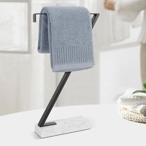 Support à serviettes double carré de luxe en acier inoxydable plaqué or avec base en marbre, moderne et autoportant pour salle de bain – LE MEILLEUR - Product Image 3