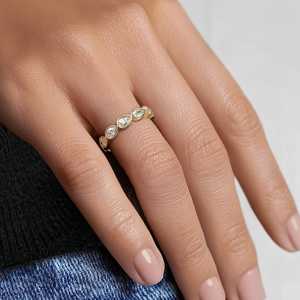 Anillo de media eternidad y apilable de oro amarillo de 14k con diamante de laboratorio talla pera, engaste de bisel de oriente a oeste - Product Image 2