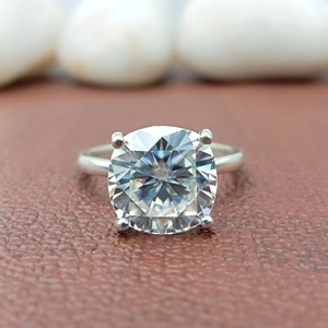 Bague de fiançailles et de mariage personnalisée en moissanite VVS noire ovale de 2 carats, garantie de satisfaction à 100 %, plaqué rhodium de luxe - Product Image 2
