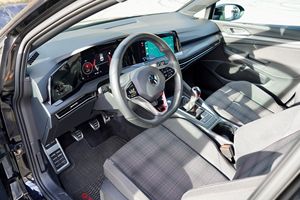 Volkswagen GTI SE 2022 con volante a la izquierda y a la derecha - Product Image 4