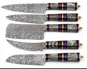 Juego de 5 cuchillos de cocina de acero de Damasco con patrón personalizado grabado y mango de resina - Product Image 1