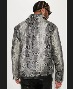 Chaqueta de Cuero Sintético de Piel de Serpiente de Lujo para Hombre, Color Gris Pitón, con Relieve, Estilo Biker, Trucker, Streetwear, OEM, Personalizada, para Otoño - Product Image 3