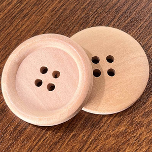 Botón Redondo de Madera Natural de Alta Calidad, Sostenible, con 4 Agujeros, para Ropa - Product Image 1