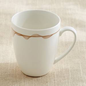 Taza de Café de Cerámica Blanca de Lujo con Elegante Detalle de Ondas Doradas, Acabado Brillante y Asa Cómoda para Servir Té y Café - Product Image 1