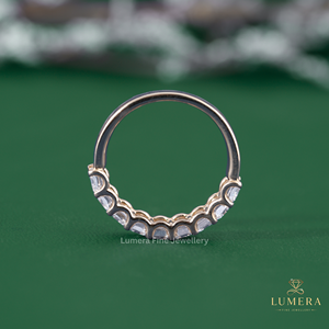 Anillo de boda clásico de media eternidad con diamantes de corte esmeralda y engastes de púas alternadas, con banda cómoda para uso diario. - Product Image 4