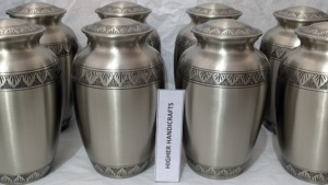 Urna Conmemorativa Premium para Adultos en Acabado de Peltre Cepillado |   Construcción de latón macizo |   Urnas Funerarias a Precios Directos de Fábrica - Product Image 2