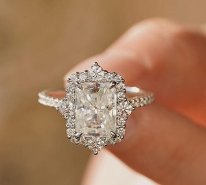 Bague Halo Classique en Moissanite Taille Radiant 5 Carats, en Argent Sterling 925 Original, Cadeau d'Anniversaire ou de Promesse, Idéale pour les Fêtes et les Charmes - Product Image 1