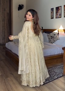 Magnífico vestido étnico de seda Chinon con intrincados adornos de lentejuelas y moti, mangas largas, pantalones de seda y una rica dupatta. - Product Image 4