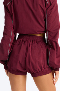 Conjunto Deportivo de Dos Piezas para Mujer: Chaqueta Corta Color Borgoña y Pantalones Cortos Deportivos de Cintura Alta con Ribete Reflectante - Product Image 2