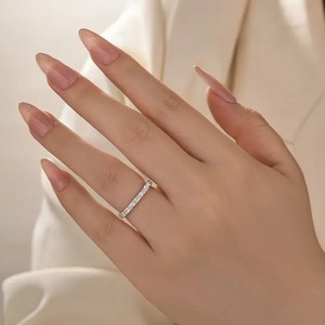 Anillo de Boda para Mujer de Plata de Ley 925 con Diamante Moissanite de 2 Quilates, Corte Radiante, Chapado en Oro Blanco, de Lujo - Product Image 4