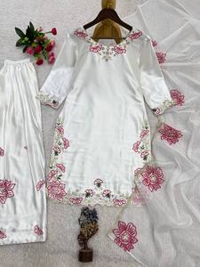 Ensemble Kurta traditionnel pour femmes en coton blanc brodé, longueur cheville, avec dupatta, coupe ample, tenue ethnique style Inde Pakistan - Product Image 5