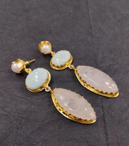 ต่างหูห้อยทรงหยดน้ำประดับเพชรเม็ดใหญ่สำหรับผู้หญิง ชุบทอง 14K/18K ทำจากทองเหลือง รูปทรงสั่งทำได้ ประดับแบบ Bezel Set ทันสมัย ใส่ได้ทุกวัน ขายส่ง - Product Image 4