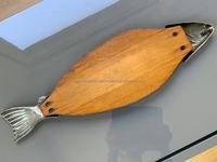 Modern uniek visdesign Tayyab handgemaakte houten dienblad in vlotvorm met aluminium handgrepen, op maat gemaakte kleur en maat, voor thuisgebruik.