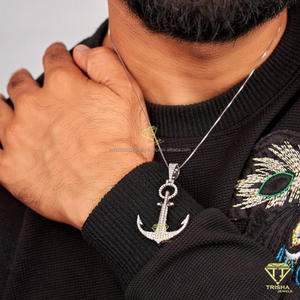 Pendentif de haute qualité en forme d'ancre avec détails en pierres brillantes et finition luxueuse style hip-hop - Product Image 2