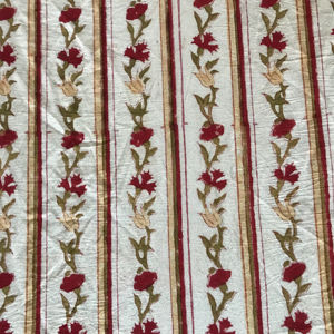 Tela de algodón estampada a mano – Diseño de rayas florales verticales |   Rojo y verde oliva sobre base blanca |   Textiles Artesanales Indios - Product Image 1