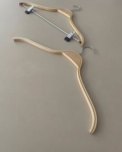 Percha de madera moderna con diseño simple, ideal para armarios minimalistas y organización de armarios impecable. - Product Image 1