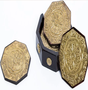 Juego de posavasos cuadrados de latón con tapa circular con mandala tallada de forma intrincada y base de madera oscura, disponible a precios de mayorista. - Product Image 5