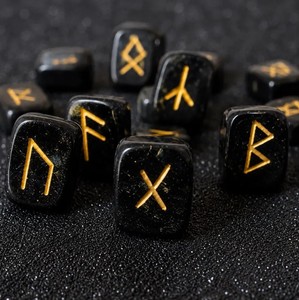 Ensemble de runes Futhark en jaspe noir naturel, fait main, thème Amour, avec pochette en velours noir et carte de runes - Product Image 2