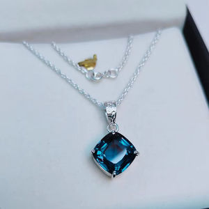 Pendentif Saphir Teal Cushion Unique en Argent Sterling 925 Fait Main, Saphir Cultivé en Laboratoire, Cadeau Ethnique pour Enfants et Femme - Product Image 1