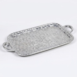 Plateau de service de luxe en aluminium fait main avec motif tressé texturé, plateau en métal argenté en gros pour hôtels et restaurants - Product Image 1