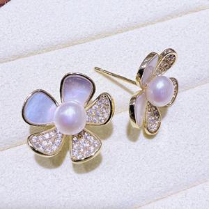 Pendientes de Perlas de Agua Dulce Chapados en Oro de 14K de Zhuji, Elegantes y Versátiles, con Flores Incrustadas de Cristal de Concha de Nácar, Joyería de Camelia - Product Image 4