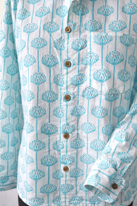 Camisa de algodón a rayas con estampado a mano |   Camisa Verde y Blanca con Botones |   Camisa Unisex Hecha a Mano por Artesanos |   Top de Moda Sostenible - Product Image 3