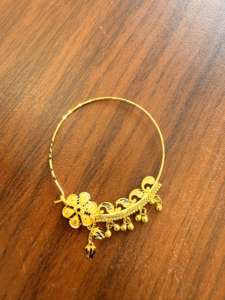 แหวนจมูกทองคำแท้ 22k แบบอินเดียสำหรับงานแต่งงาน เครื่องประดับเจ้าสาว นาท ลายดอกไม้เคลือบสีรูปนกยูง ดีไซน์ห่วงขนาดใหญ่ พร้อมสายเจาะ - Product Image 6