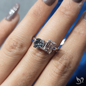 Bague de fiançailles Toi et Moi en diamant vert cultivé en laboratoire, émeraude et taille ronde, deux pierres, design inspiré de la dualité, prête à être expédiée - Product Image 4